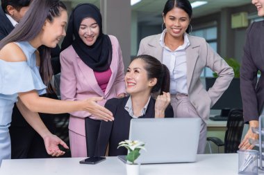 İşadamları, çalışanları kutluyor, alkışlıyor ve tezahürat yapıyor..