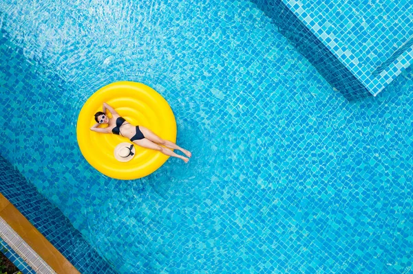 Vista Superior Jovem Mulher Asiática Biquíni Anel Inflável Amarelo Piscina — Fotografia de Stock