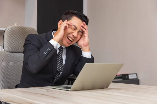 Businessman Hands Temple Sitting His Laptop Suffering Strong Head Pain — Stock Photo, Image