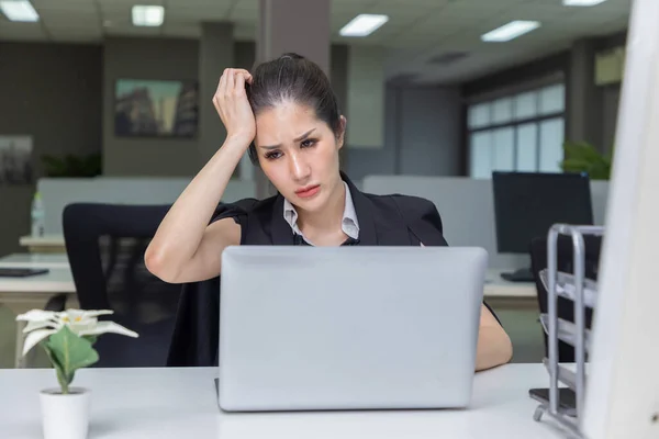 Businesswoman Hands Temple Sitting His Laptop Suffering Strong Head Pain — Stock Photo, Image