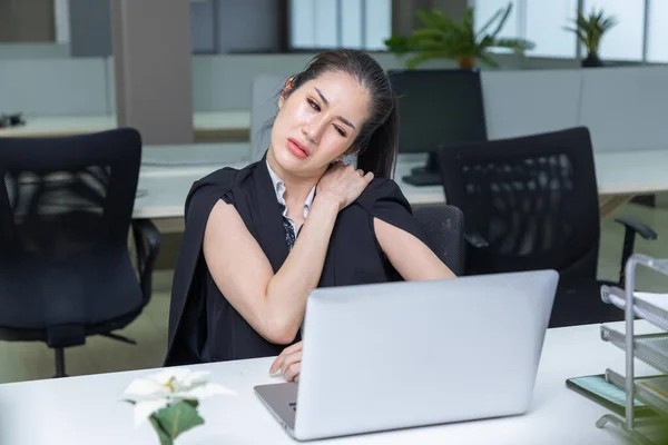 Mature Businesswoman Suffering Shoulder Pain Workplace — Stock Photo, Image