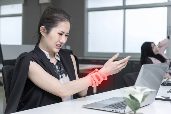 Asian Woman Suffering Hand Pain Her Laptop Working Office — Stock Photo, Image