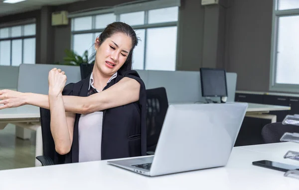 Young Businesswoman Stretching Her Arms Office — Stock Photo, Image