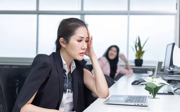 女商人坐在笔记本电脑后面 手牵着太阳穴 头痛得厉害 — 图库照片