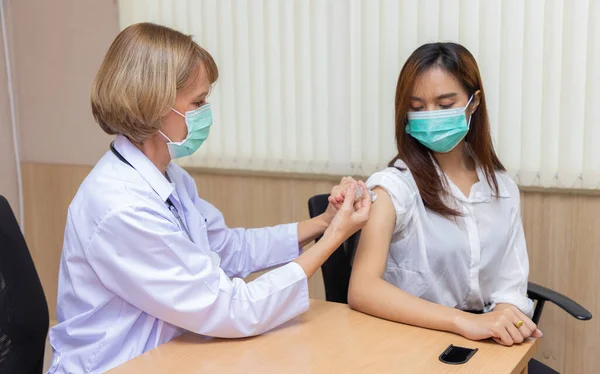 Doktor Kadın Hastaya Mevsimsel Aşı Kampanyası Sırasında Grip Aşısı Yapıyor — Stok fotoğraf