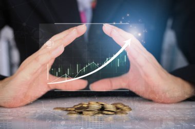 Elleri para biriktiren paralar, büyüyen iş grafiği ile dolu. Para biriktirme kavramı. 