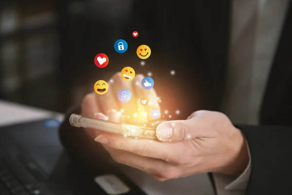 Jovem Usando Smartphone Enviando Emojis Smartphone Móvel Enviando Mensagens Texto — Fotografia de Stock