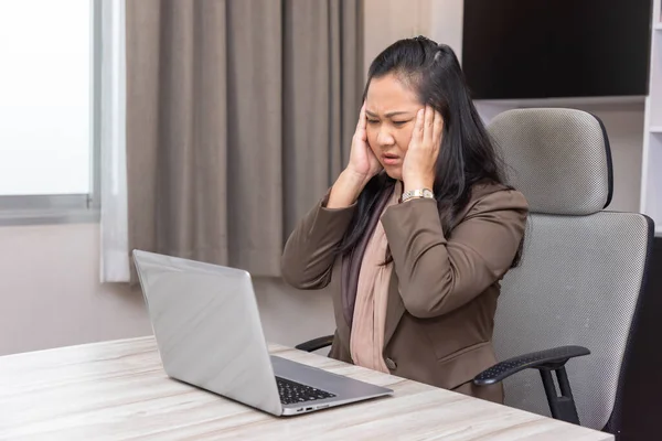 Businesswoman Hands Temple Sitting His Laptop Suffering Strong Head Pain — Stock Photo, Image