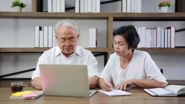 Üst düzey bir çift oturma odasında faturalarını ödemeye çalışıyor..