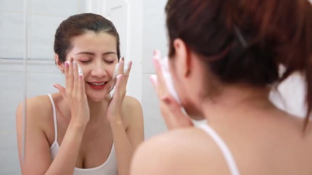 Mulher Asiática Feliz Limpa Pele Com Espuma Banheiro — Vídeo de Stock