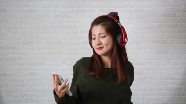 Vacker Ung Asiatisk Kvinna Hörlurar Lyssnar Musik Och Dans Bakgrunden — Stockvideo