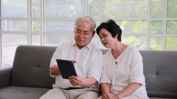 Pár Senior Asijské Manželky Manžela Pomocí Videohovoru Synovci Šťastným Úsměvem — Stock video