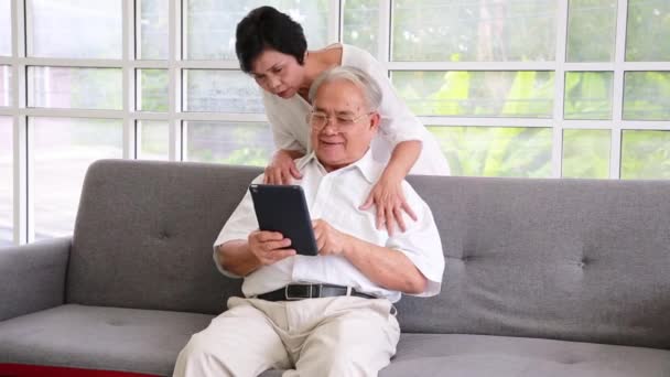 Para Starszych Azjatyckich Żon Mężów Używa Wideo Rozmowy Siostrzeńca Szczęśliwą — Wideo stockowe