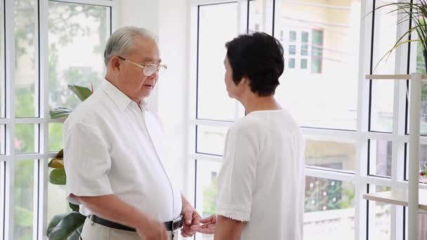 Gelukkig Oud Blank Echtpaar Dat Glimlacht Woonkamer Ouderen Pensionering Liefde — Stockvideo