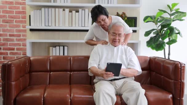 Feliz Pareja Ancianos Sentados Sofá Sala Estar Mirando Tableta — Vídeo de stock