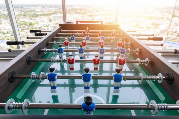 テーブルサッカーの試合でプラスチック製の選手のクローズアップイメージ エンターテイメントセンターのテーブルサッカー — ストック写真