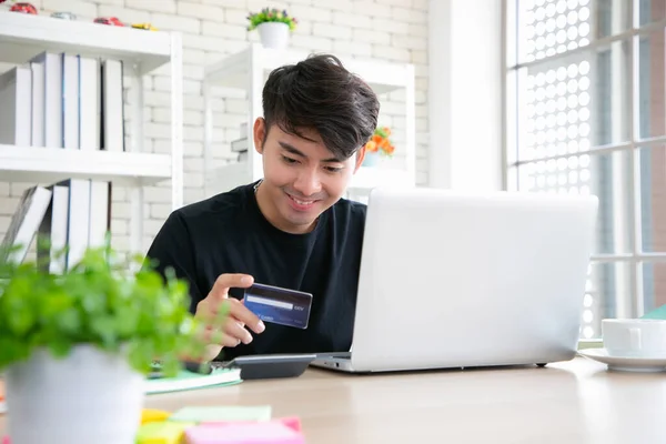 Asyalı Adam Kredi Kartı Tutuyor Dizüstü Bilgisayar Kullanıyor Nternetten Alışveriş — Stok fotoğraf