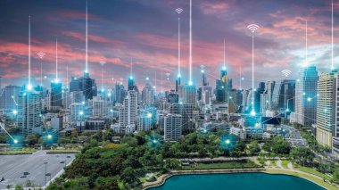 Alacakaranlıkta bağlantı kurmak için noktaları birleştiren şehir manzarası. İnternet küreselleşme kavramı. Seçici odak