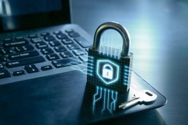 Modern laptop ekranında kilit sembollü siber güvenlik. Koruma ve güvenlik duvarı kavramı.