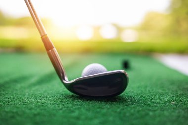 Golf sopası ve top oynamaya hazır..