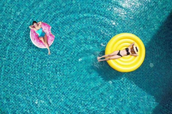 Yüzme Havuzunda Dinlenen Sarı Şişme Yüzüklü Güzel Asyalı Kadın Üstteki — Stok fotoğraf