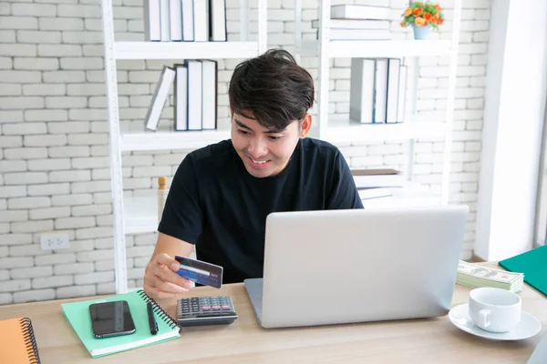 Happy Caucasian Man Buying Things Online Using Laptop Credit Card — Stock Photo, Image