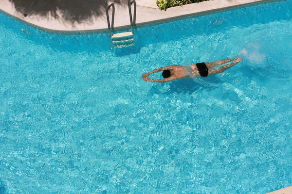 Adam Havuzda Yüzüyor — Stok fotoğraf