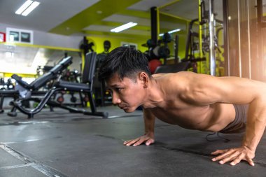 Şınav yapan genç atletik erkek. Kaslı ve güçlü adam egzersiz.