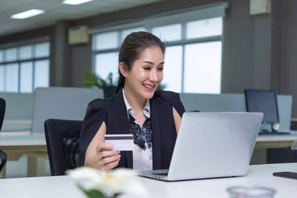 快乐的高加索女人上网购物 使用笔记本电脑和信用卡 喜欢在网上购物 — 图库照片