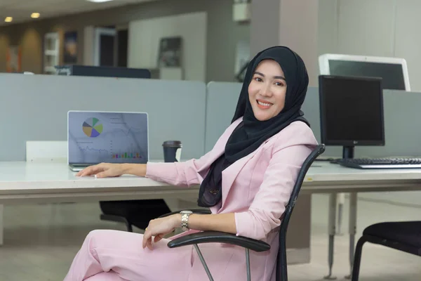 Happy Muslim Businesswoman Smiling Camera While Working Computer Modern Office — ストック写真