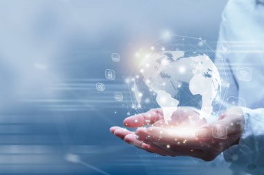 İş kadını sanal ekranda dünya arayüzü ile dijital veri tutuyor.