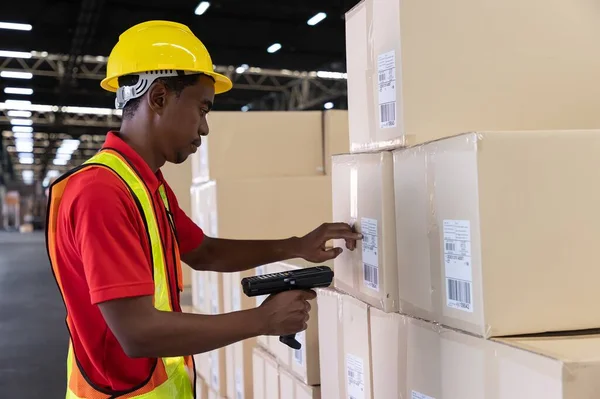 Man Worker Scanning Package Warehouse Barcode Scanner Modern Storehouse — Stock Fotó