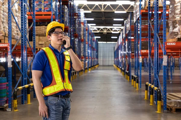 Foreman Using Walkie Talkie Control Loading While Organizing Package Shipment — Stock Fotó