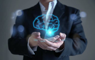 Palm 'da beynin dijital görüntüsünü tutan iş adamlarına yakın çekim. İşletme fikri..