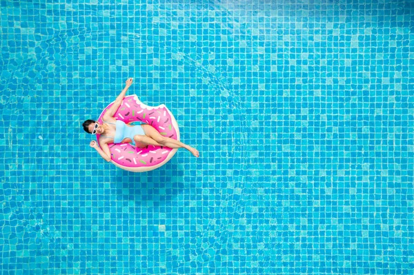 Yüzme Havuzunda Pembe Bir Lilo Ile Mayo Giymiş Asyalı Genç — Stok fotoğraf