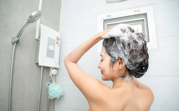 Ασιάτισσα Όμορφη Γυναίκα Πλένει Μαλλιά Της Και Κάνει Ντους — Φωτογραφία Αρχείου