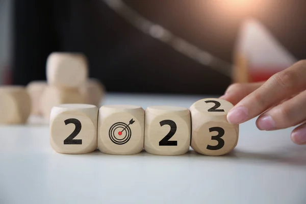 Mano Sosteniendo Cubos Madera Cambian Con 2023 Desarrollo Hacia Éxito —  Fotos de Stock