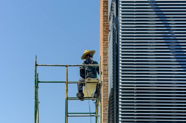 Virüse karşı önlem olarak pandemik işçiler yüzlerini kapatıyor.