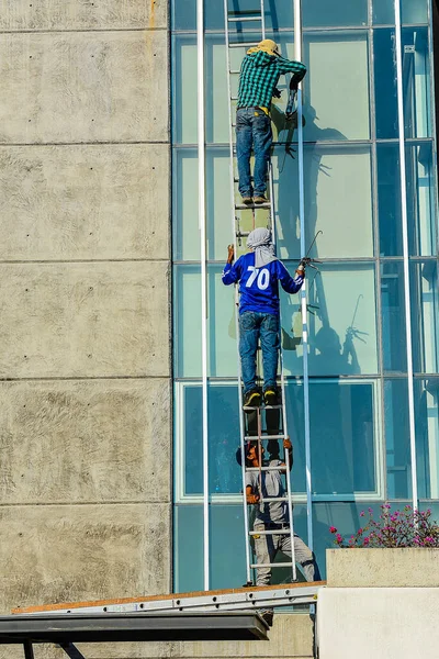 Män Som Arbetar Med Att Reparera Höghus Byggnadsfönster Byggnadsställningar Och — Stockfoto