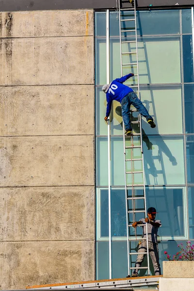 Hombres Que Trabajan Reparando Ventanas Edificios Gran Altura Andamios Escaleras — Foto de Stock