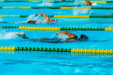 Su sporları çalışmanın faydalarından zevk alıyor.