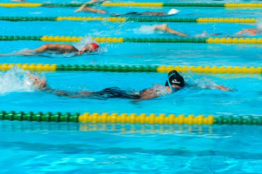 Su sporları çalışmanın faydalarından zevk alıyor.