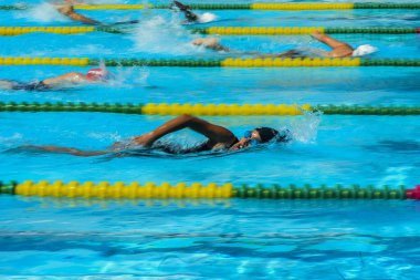Su sporları çalışmanın faydalarından zevk alıyor.
