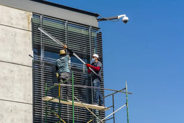 Dobách Pandemických Pracovníků Zakrývají Tváře Jako Preventivní Opatření Proti Viru — Stock fotografie