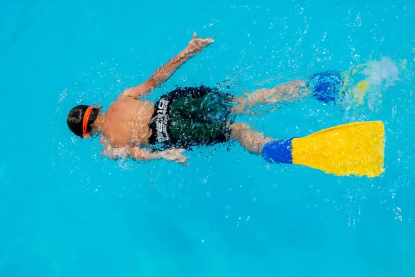 Su sporları çalışmanın faydalarından zevk alıyor.
