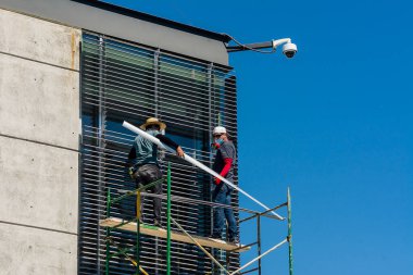 Virüse karşı önlem olarak pandemik işçiler yüzlerini kapatıyor.