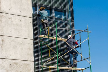 Virüse karşı önlem olarak pandemik işçiler yüzlerini kapatıyor.