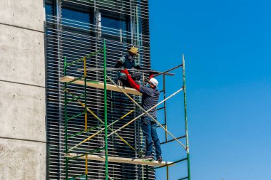 Virüse karşı önlem olarak pandemik işçiler yüzlerini kapatıyor.