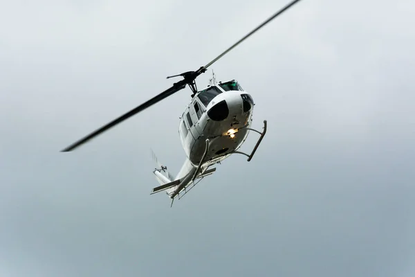 プロペラローターを使用した航空輸送ヘリコプター — ストック写真