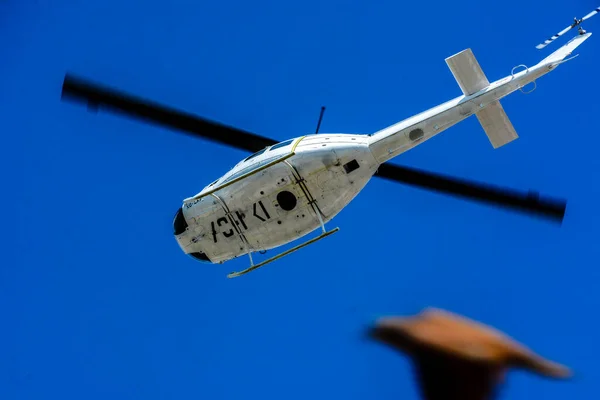 Вертолет Воздушного Транспорта Использующий Винтовые Роторы — стоковое фото